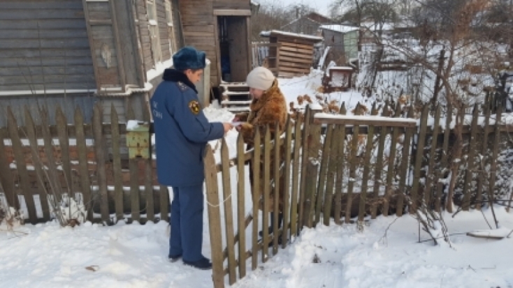 Жителям частного сектора в Великих Луках напомнили правила пожарной безопасности (ФОТО) - 2017-01-08 12:44:00 - 1