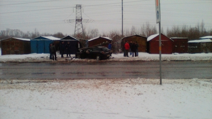 Столб упал на легковушку: авария в Пскове - 2016-12-08 15:23:00 - 1