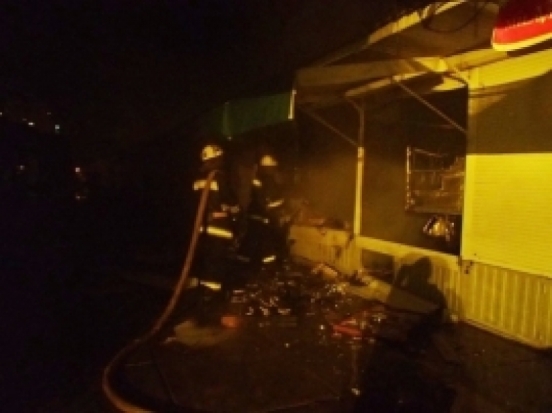 На площади Победы в Печорах огнем поврежден торговый павильон - 2016-12-12 06:48:00 - 1