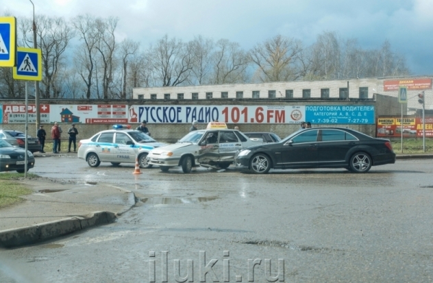16-летний подросток на папином «Мерседесе» подбил учебный автомобиль: ДТП с пострадавшим произошло вчера в Великих Луках - 2017-04-14 16:40:00 - 1