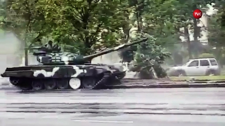 В Минске танк снес столб на репетиции парада (ФОТО) - 2017-06-25 18:01:00 - 1