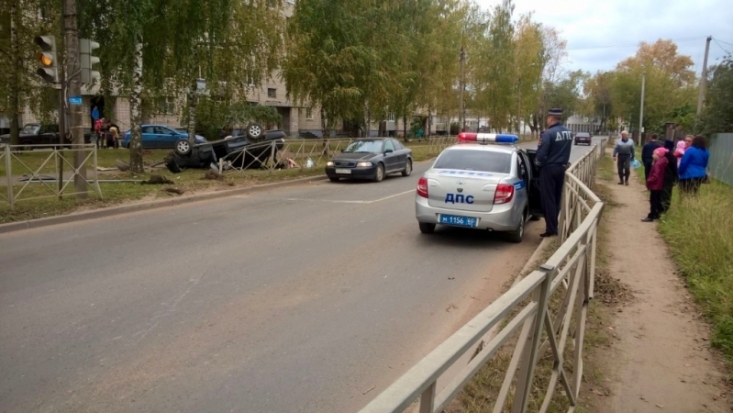 «ВАЗ» опрокинулся на крышу в результате ДТП в Великих Луках (ФОТО) - 2017-10-01 15:24:00 - 1