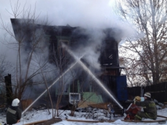 На улице Герцена в Великих Луках горело нежилое здание - 2016-12-07 06:22:00 - 1