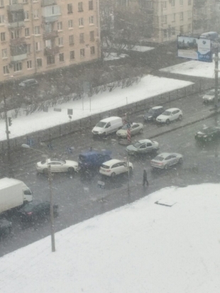 Выпавший в Питере снег в сочетании с летней резиной и «торопыгами» спровоцировал рост числа аварий (ФОТО) - 2017-04-13 16:03:00 - 1