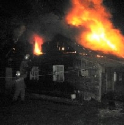 Жилой дом горел в Пушкинском переулке в Пустошке - 2016-12-08 20:26:00 - 1