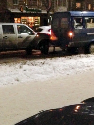 ФОТОфакт: у главпочтамта в Великих Луках зацепили маршрутку - 2016-11-15 18:07:00 - 1