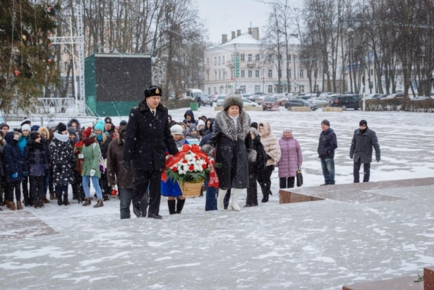 Состоялось торжественное возложение цветов к стеле воинской славы в Великих Луках (ФОТО) - 2018-01-17 14:25:00 - 1
