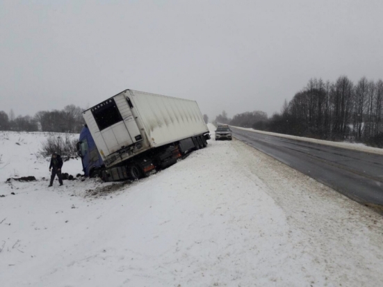 Большегрузы по кюветам Псковской области на трассе М9 Москва – Балтия (ФОТО) - 2017-02-24 21:45:00 - 1