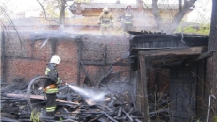 Пять огнеборцев тушили возгорание нежилого дома в Палкинском районе - 2017-10-30 18:24:00 - 1