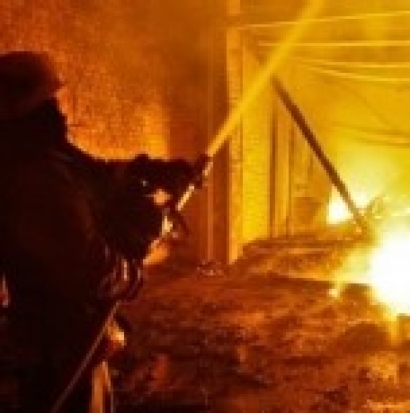 11 пожарных тушили возгорание в здании на Октябрьском проспекте в Великих Луках - 2017-01-06 12:06:00 - 1