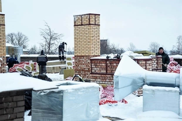 На строительстве школы в Великих Луках увеличили число рабочих и ускорили темпы работ - 2017-12-22 21:23:00 - 1