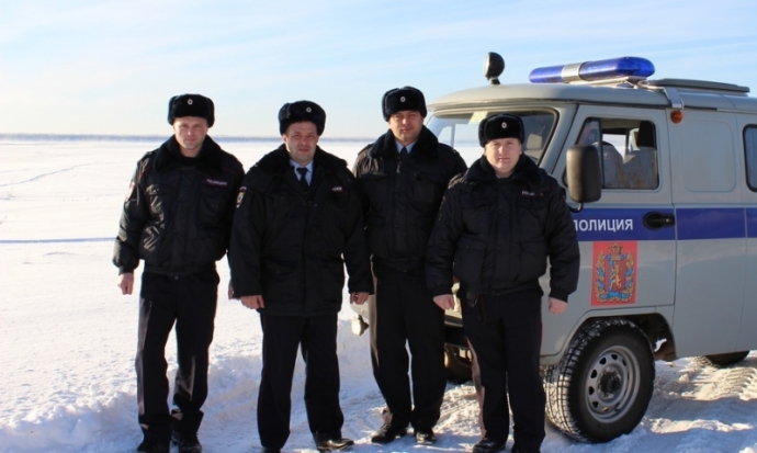 Сотрудники полиции и МЧС спасли мужчину, провалившегося под лед - 2016-10-28 16:57:00 - 1