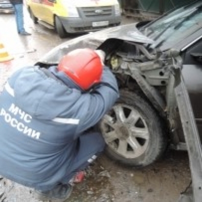 Две легковушки не разъехались на Октябрьской площади в Пскове - 2016-10-22 18:01:00 - 1