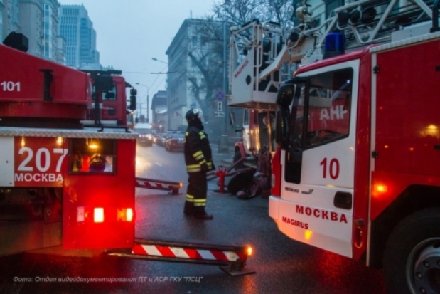 Сотрудники МЧС России спасли 10 человек во время пожара на востоке столицы - 2017-03-06 09:37:00 - 1