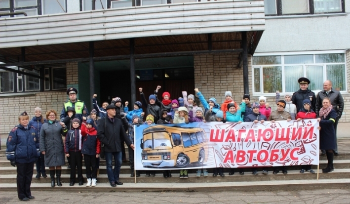 В Великих Луках в преддверии школьных каникул прошла акция ГИБДД «Шагающий автобус» - 2016-11-01 15:05:00 - 1