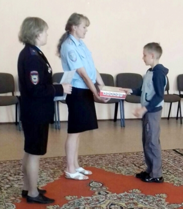 Великолукские полицейские поздравили детей с праздником (ФОТО) - 2018-06-02 13:13:00 - 1