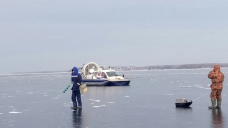 Спасатели сняли со льдины 12 рыбаков - 2016-11-20 14:58:00 - 1