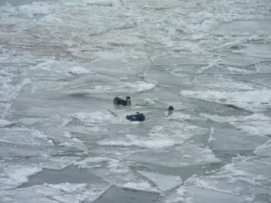 Вчера вечером в Порховском районе мужчина на лодке застрял в шуге, образовавшейся на реке - 2016-12-13 08:15:00 - 1