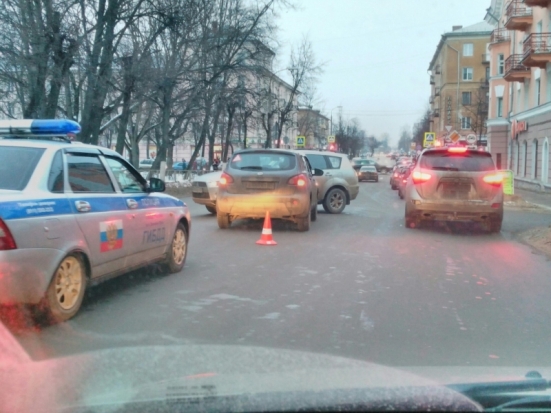 Недешевые автомобили столкнулись у великолукского драмтеатра (ФОТО) - 2017-02-02 17:30:00 - 1