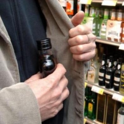 Два дня подряд мужчина крал из псковских магазинов спиртные напитки - 2017-08-21 18:03:00 - 1