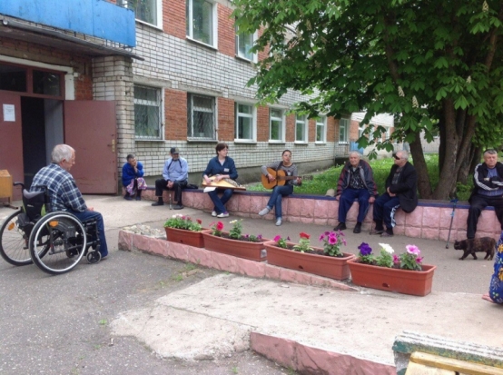 В великолукском доме престарелых проходит волонтерский лагерь фонда @starikamru (фото) - 2017-06-01 14:26:00 - 1
