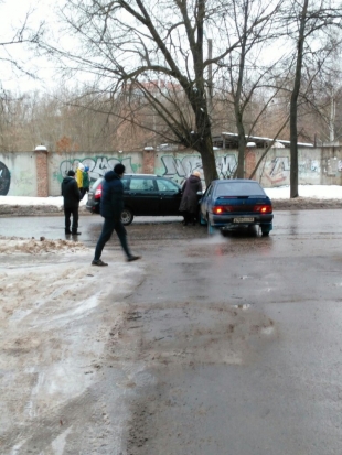 Фотофакт: два «ВАЗа» столкнулись на улице Ботвина - 2017-01-24 16:44:00 - 1