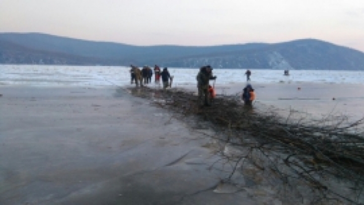 В Комсомольске-на-Амуре спасатели эвакуировали со льда более 140 любителей зимней рыбалки - 2016-11-14 10:35:00 - 1