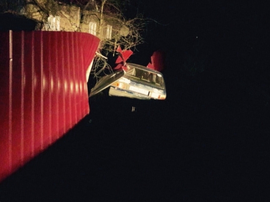Уснувший автомобилист протаранил забор у жилого дома в Великолукском районе (ФОТО) - 2017-04-06 12:55:00 - 1