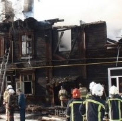 На улице Малой Пионерской в Острове тушили пожар в нежилом здании - 2017-03-04 21:11:00 - 1