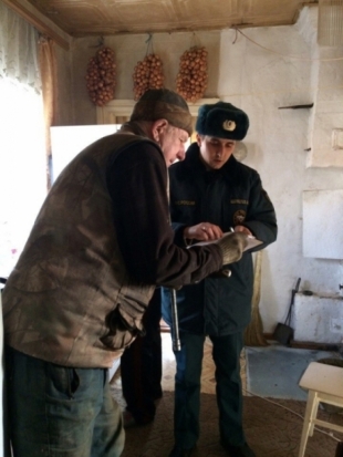 В частном секторе Великих Лук проведен профилактический рейд по предупреждению пожаров (ФОТО) - 2017-03-12 13:53:00 - 1