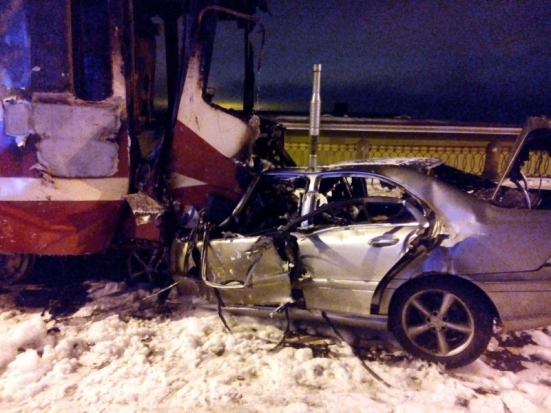 Двое мужчин сгорели заживо в ДТП с трамваем и легковушкой в Петербурге (ФОТО) - 2016-12-11 21:03:00 - 1