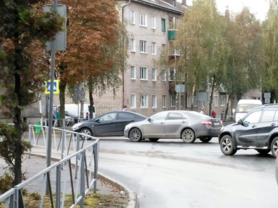 ФОТОфакт: два автомобилиста не поделили дорогу в Великих Луках - 2016-09-29 13:06:00 - 1