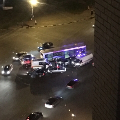 В Пскове столкнулись рейсовый автобус и «Хендай» (+фото) - 2016-10-03 20:04:00 - 1