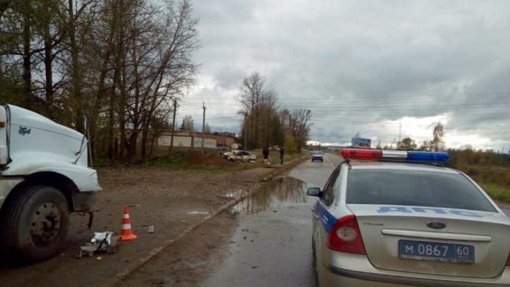 Подробности смертельной аварии в Псковской области: погибли двухмесячная девочка и мужчина, еще четыре человека травмированы (ФОТО) - 2016-10-08 14:36:00 - 1