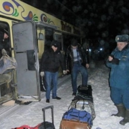 Ночью на трассе М-9 сломался автобус, перевозивший 70 туристов из Москвы в Псков - 2017-01-06 13:27:00 - 1