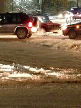 ФОТО: у «Планеты» в Великих Луках затруднено движение, у автомобиля вмято колесо - 2016-11-10 18:26:00 - 1