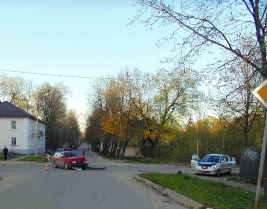 После удара «Киа» перевернулся через крышу и опрокинулся на бок: подробности ДТП в Великих Луках, в котором пострадали двое маленьких детей (ФОТО) - 2017-05-16 17:36:00 - 1