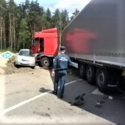 На 508-м километре трассы Санкт-Петербург – Невель в ДТП попали легковой и грузовой автомобили - 2017-09-18 06:01:00 - 1