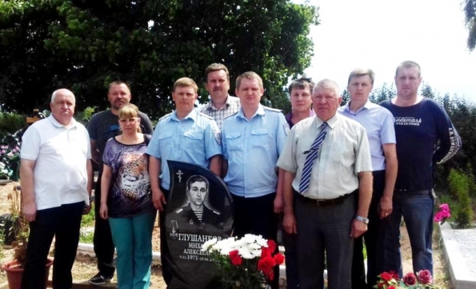 В Великих Луках полицейские почтили память товарища, погибшего при задержании вооруженного злоумышленника (ФОТО) - 2018-06-20 20:36:00 - 1