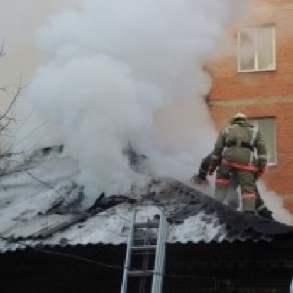 Жилой дом горел на улице Лунинской в Пскове - 2016-12-15 06:01:00 - 1