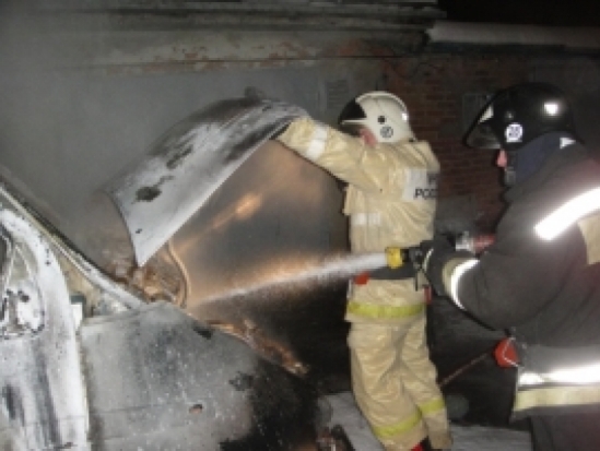 На улице Холмской в Великих Луках огнем поврежден легковой автомобиль - 2017-02-22 06:33:00 - 1