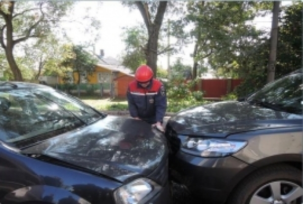 Две легковушки не разъехались на улице Вокзальной в Пскове - 2016-10-08 18:01:00 - 1