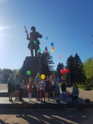 Воздушные шары, как символ мирного неба, запустили приставы Великих Лук - 2018-05-08 19:31:00 - 1