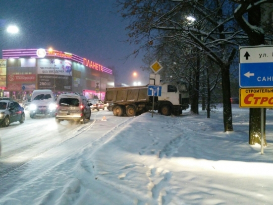 Грузовик «МАЗ» и «Рено»: ДТП в Великих Луках, которое могло закончиться значительно хуже (ФОТО) - 2016-11-07 17:46:00 - 1