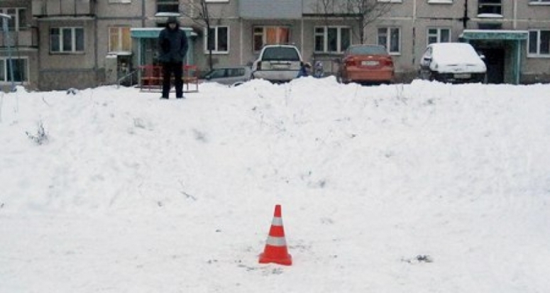 Девочка на санках скатилась под внедорожник (ВИДЕО) - 2016-11-16 16:27:00 - 1