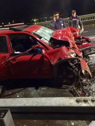 Все подробности страшной аварии в Пскове, на мосту имени 50-летия Октября: два человека погибли, еще двое травмированы - 2017-06-01 00:55:00 - 1