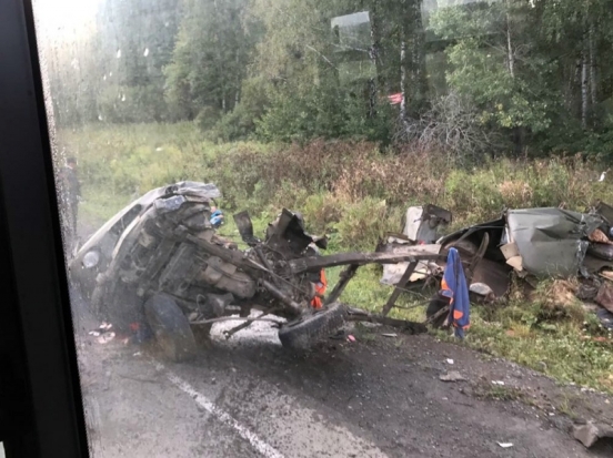 В Свердловской области самосвал придавил два автомобиля. Восемь человек погибли (ФОТО) - 2017-09-09 18:34:00 - 1