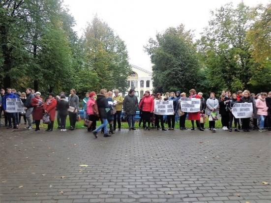 Более 80 человек участвовали в пикете «За достойный труд!» в Великих Луках - 2017-10-05 08:01:00 - 1
