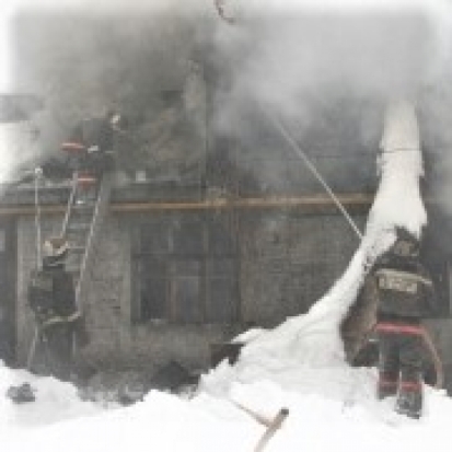 Два пожарных расчета выезжали в деревню Батково Новоржевского района на возгорание в жилом доме - 2016-12-18 19:09:00 - 1