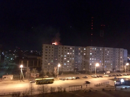 8 человек эвакуированы при тушении крыши многоэтажки в Пскове - 2017-04-08 11:33:00 - 1